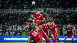 Pemain Persija Jakarta, Denis Kolinger, berusaha menyambut bola lambung di tengah kawalan para pemain Persebaya Surabaya pada laga Grup B Piala Presiden 2026 di Stadion Gelora Bung Tomo, Surabaya, Minggu (26/7/2026) malam. Persija harus mengakui keunggulan tuan rumah dengan skor 0-1 setelah gol bunuh diri Radovan Pankov pada menit ke-64 menjadi pembeda dalam pertandingan tersebut. (Bola.com/Wahyu Pratama)
