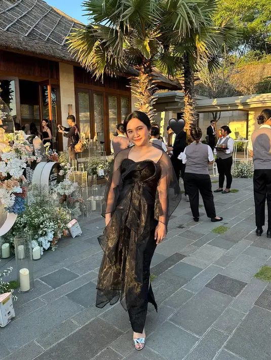 Aktris Rachel Amanda turut hadir mengenakan strapless dress berwarna hitam yang dipadukan dengan organza outer.  [Foto: IG/auroramanda95].