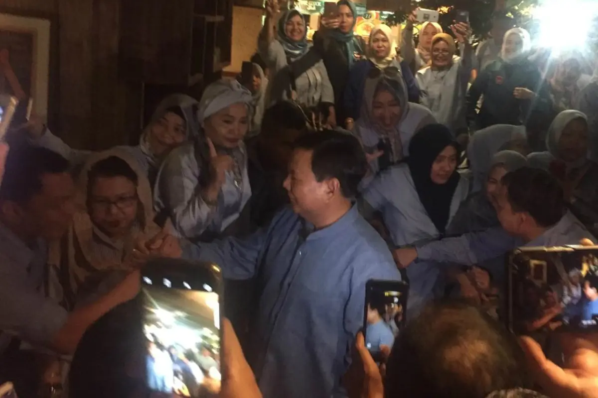 Capres Prabowo Subianto menyambangi kawasan Blok M, Jakarta.