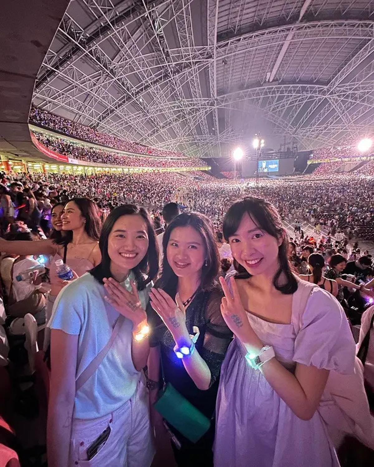 6 Potret Felicia Tissue Kenang Konser Taylor Swift di Singapura, Tepat Setahun Lalu