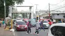 Pejalan kaki menyeberangi jalan di depan Stasiun Lenteng Agung, Jakarta, Senin (4/11/2019). Meski telah tersedia JPO, sebagian pejalan kaki lebih memilih untuk menyeberang sembarangan sehingga mengganggu arus lalu lintas serta berpotensi menimbulkan kecelakaan. (Liputan6.com/Immanuel Antonius)