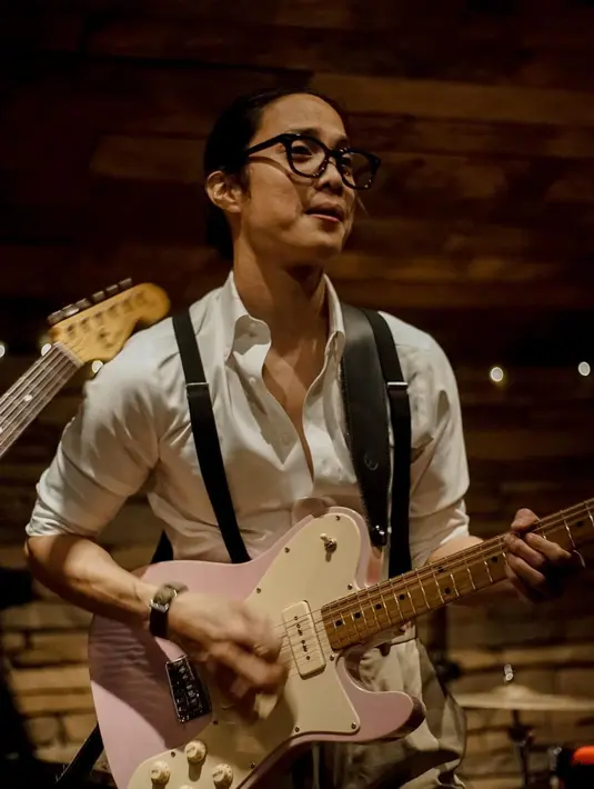Banyak yang berkomentar, Dikta menjadi makin kelihatan manly ketika main gitar. (Foto: instagram.com/@dikta)