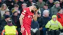Pemain Liverpool, Mohamed Salah, tak kuasa menahan kesedihan setelah ditaklukkan PSG lewat adu penalti 0-1 (1-4) dalam laga leg kedua 16 besar Liga Champions 2024/2025 yang digelar di Anfield, Rabu (12/3/2025) dini hari WIB. (AP Photo/Dave Thompson)