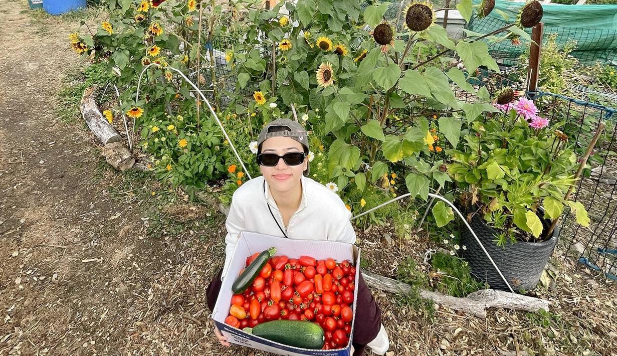 Baru-baru ini Isyana Sarasvati tengah menikmati momen liburan, dari unggahan Instagramnya, terlihat bahwa dirinya sudah berada di Wellington, New Zealand sejak Senin (26/2/2024) kemarin. Dalam momen liburannya ini ia mengunjungi kakaknya, Rara Sekar. (Liputan6.com/IG/@isyanasarasvati)
