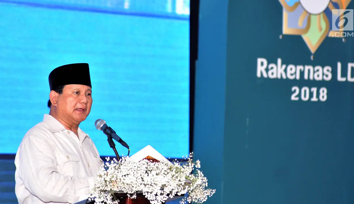 Calon presiden nomor urut 02 Prabowo Subianto berpidato dalam Rakernas LDII di Pondok Gede, Jakarta, Kamis (11/10). Prabowo datang dengan mengenekan kemeja safari cokelat dan peci hitam. (Merdeka.com/Iqbal Nugroho)