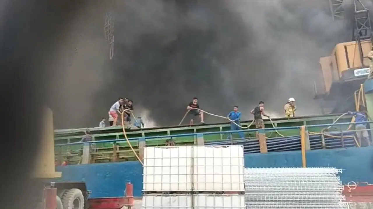 Kapal Kargo di Pelabuhan Sunda Kelapa Kebakaran