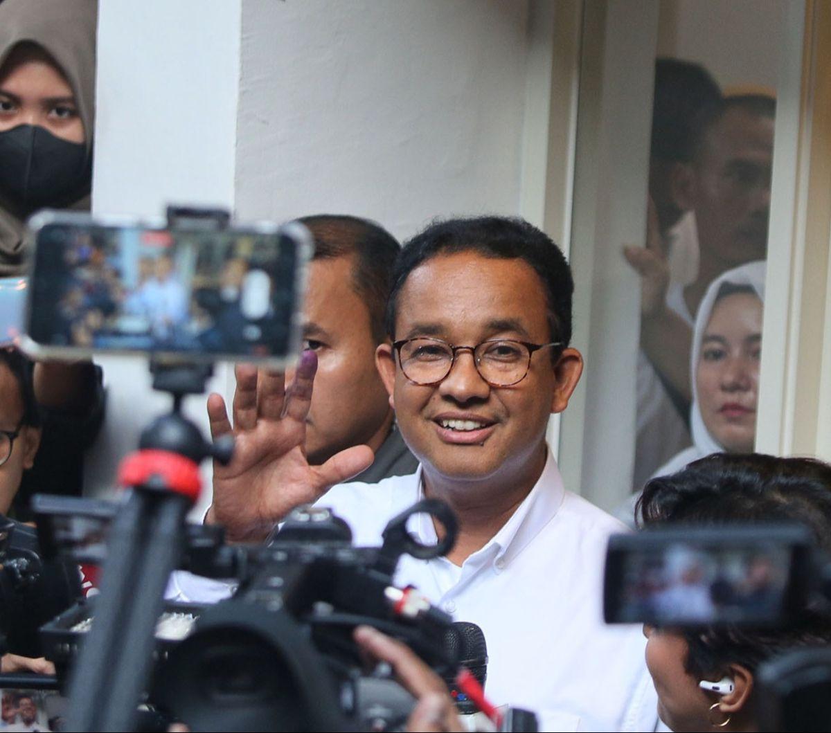 Calon presiden nomor urut 1, Anies Baswedan meninggalkan markas pemenangan Timnas Anies-Muhaimin (Amin) seusai hasil hitung cepat atau quick count Pilpres 2024, di Jalan Diponegoro, Menteng, Jakarta, Rabu (14/2/2024). Liputan6.com/Angga Yuniar