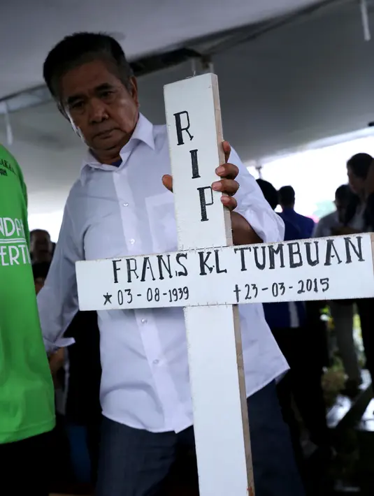 Frans Tumbuan dimakamkan di TPU Tanah Kusir