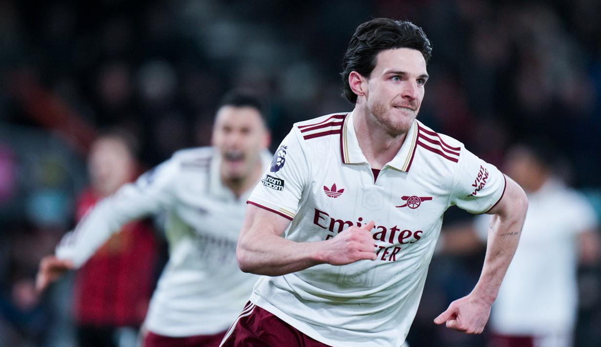 Gelandang Arsenal, Declan Rice, melakukan selebrasi setelah mencetak gol ke gawang Bournemouth pada pekan ke-20 Liga Inggris 2025/2026 di Vitality Stadium, Minggu (04/01/2026) dini hari WIB. (AP Photo/Alastair Grant)