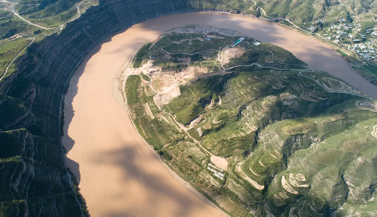 Foto dari udara yang diabadikan pada 10 September 2020 ini memperlihatkan pemandangan Sungai Kuning di Wilayah Yanchuan, Provinsi Shaanxi, China barat laut. (Xinhua/Shao Rui)