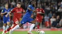 Gelandang Chelsea, Victor Moses mengiring bola dari kejaran bek Liverpool, Alberto Moren saat bertanding pada babak ketiga Piala Liga Inggris di stadion Anfield (26/9). Chelsea berhasil mengalahkan Liverpool 2-1. (AP Photo/Rui Vieira)