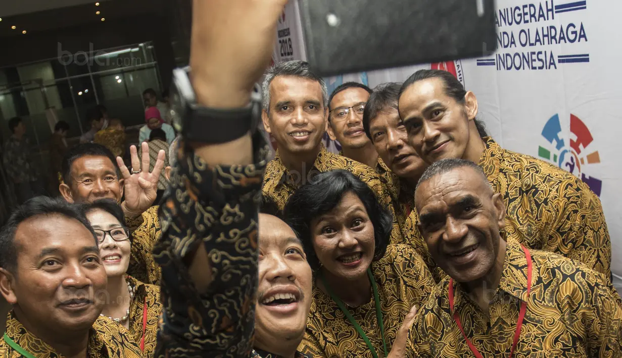 Menpora, Imam Nahrawi, selfie bersama mantan atlet Indonesia saat Anugerah Leganda Olahraga di Hotel Bidakara, Jakarta, Rabu (13/12/2017). Sebanyak 286 atlet masing-masing mendapatkan 40 juta rupiah. (Bola.com/Vitalis Yogi Trisna)