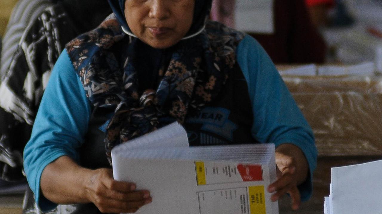 Sebanyak 21.096.549 surat suara dilaporkan telah disortir dan dilipat.<br>( Foto merdeka.com / Imam Buhori )<br>