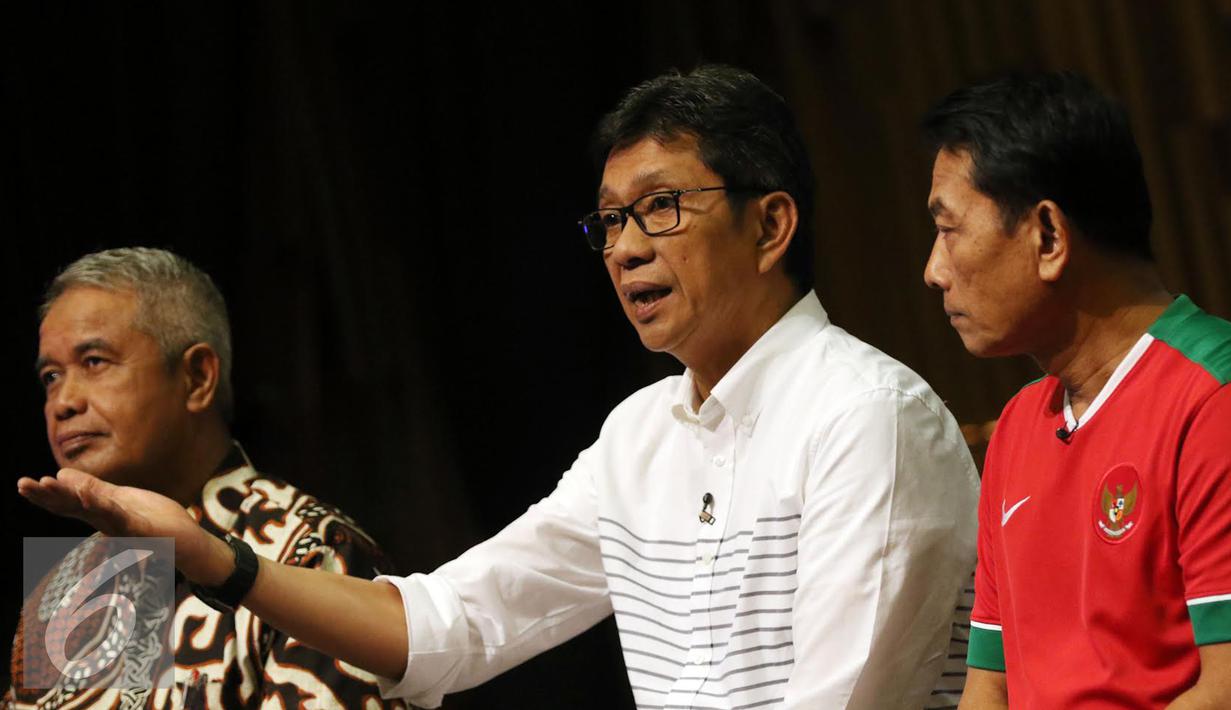 Caketum PSSI 2016-2010, Eddy Rumpoko (tengah) menjawab pertanyaan panelis pada debat terbuka di Hall SCTV Tower, Jakarta, Selasa (4/10). Rencananya, pemilihan Ketua Umum PSSI akan dilaksanakan pada 17 Oktober mendatang. (Liputan6.com/Helmi Fithriansyah)