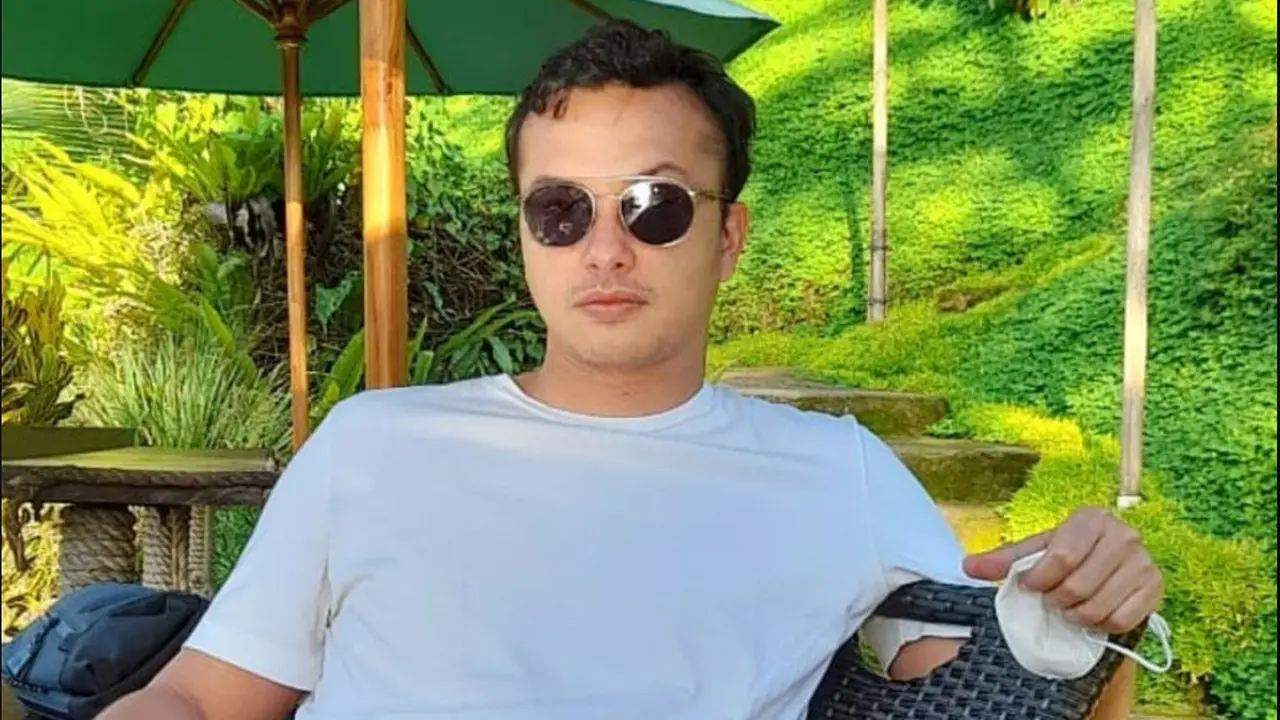 6 Gaya Nicholas Saputra ketika Nongkrong, Video Duduk Ngemper Sambil Merokok Viral