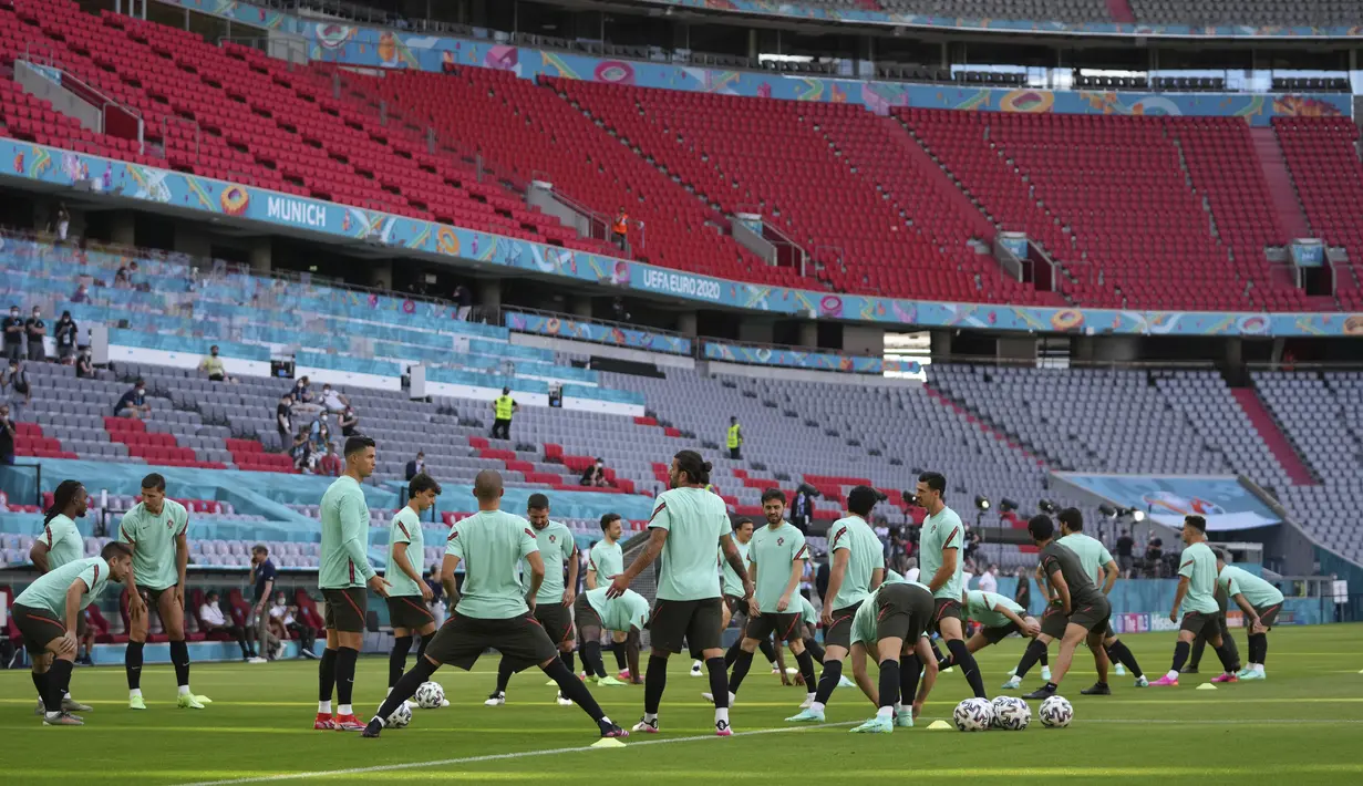 Para pemain Portugal melakukan pemanasan selama sesi latihan di arena stadium di Munich, Jumat (18/6/2021). Portugal akan bertanding melawan Jerman pada grup F Euro 2020 di Allianz Arena. (AP Photo/Matthias Schrader)