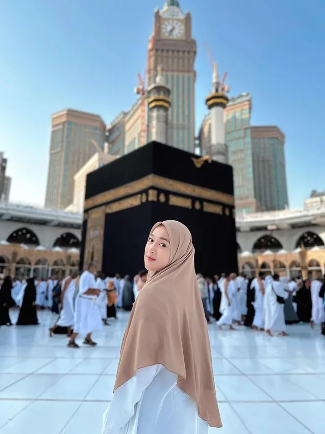 Potret Ririe Fairus saat menjalankan ibadah umrah (Sumber: Instagram/@ririe_fairus)