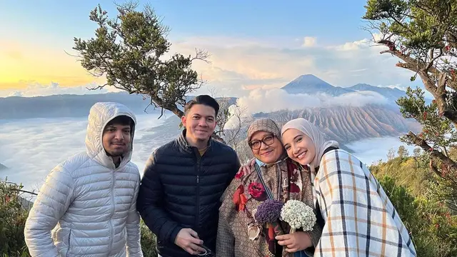 Zaskia Sungkar dan keluarga ke Bromo (Instagram/zaskiasungkar15)
