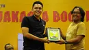 Moamar Emka memberikan sebuah piagam penghargaan kepada Stewart Henry Pesch usai bedah buku di Jakarta Book Fair 2014, Senayan, Jakarta, Kamis (29/05/2014) (Liputan6.com/Faisal R Syam).