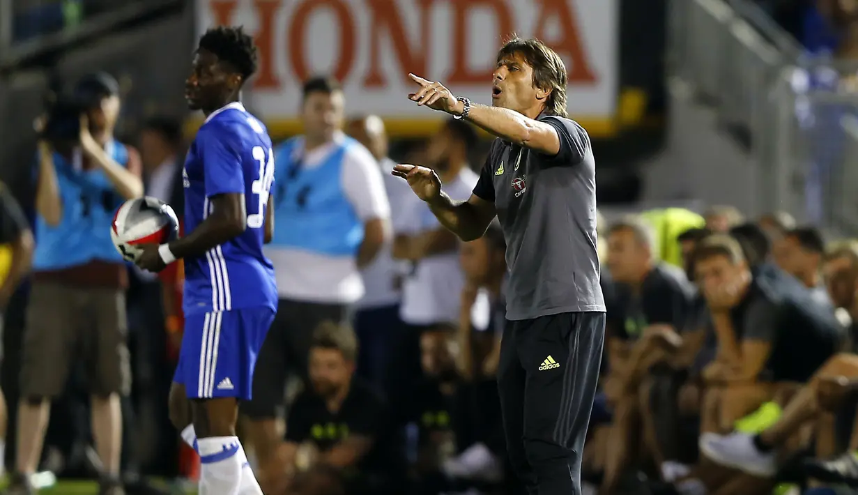 Pelatih Chelsea, Antonio Conte memberikan arahan kepada pemainnya saat melawan Liverpool pada laga pra musim International Champions Cup di Rose Bowl, Pasadena, California, (28/7/2016) pagi WIB. (Reuters/Mike Blake)