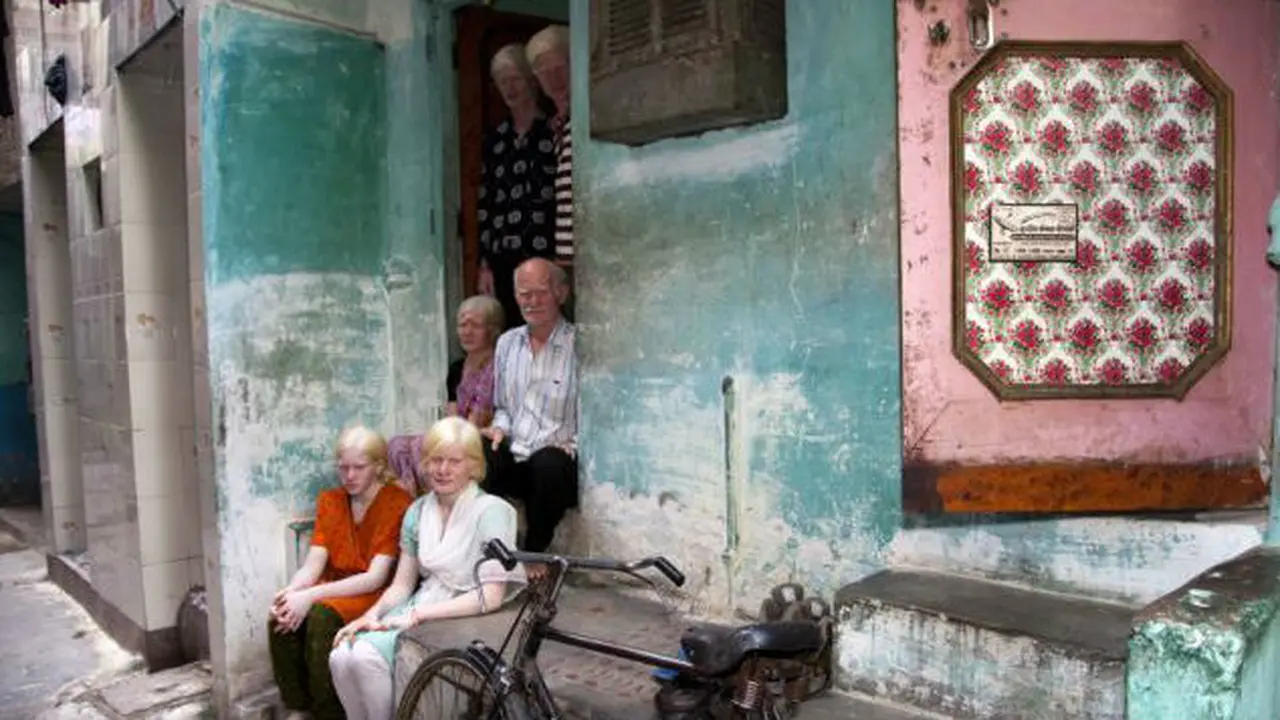Keluarga India yang terlahir albino. (Daily Mail)