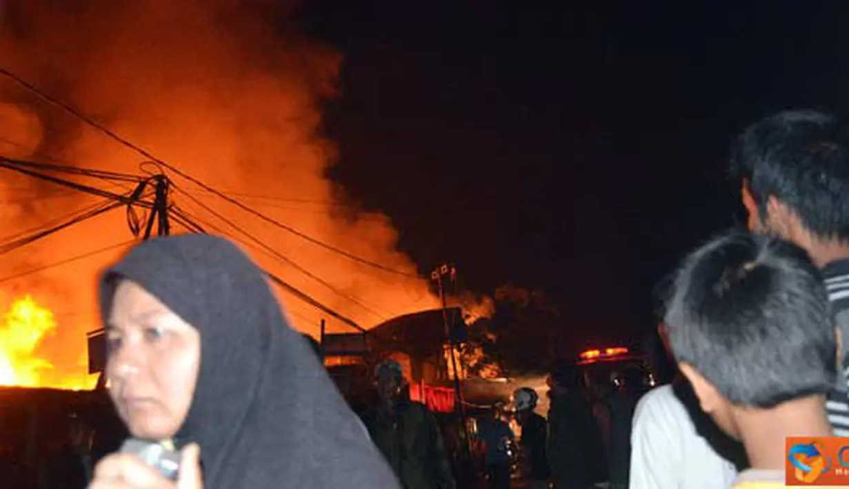 Citizen6, Samarinda: kebakaran yang terjadi pada pukul 00.00 WITA, dipicu dari  gas yang meledak. (Pengirim: Achmad Hidayat)