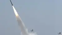 Sebuah rudal yang diluncurkan militer Israel ke Jalur Gaza, Palestina, Selasa (8/7/2014) (AFP PHOTO/DAVID BUIMOVITCH)