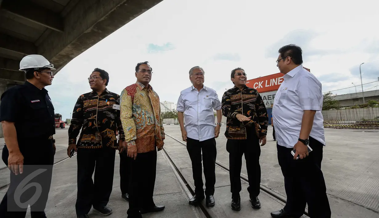 Mendag, Enggartiasto Lukita, Menperin, Airlangga Hartarto dan Menhub, Budi Karya Sumadi meninjau lapangan jalur kereta api Stasiun JICT Tanjung Priok di samping gate in-out terminal peti kemas JICT-TPK Koja, Jumat (13/1). (Liputan6.com/Faizal Fanani)