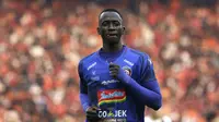 Gelandang Arema FC, Makan Konate, memperhatikan rekannya saat menghadapi Persija Jakarta pada laga Shopee Liga 1 di SUGBK, Jakarta, Sabtu (3/8). Persija bermain imbang 2-2 atas Arema. (Bola.com/YoppyRenato)