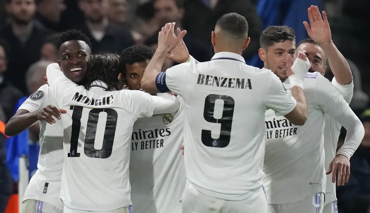 Para pemain Real Madrid merayakan setelah Rodrygo (tengah) mencetak gol ke gawang Chelsea pada pertandingan leg kedua babak perempatfinal Liga Champions di stadion Stamford Bridge di London, Rabu, 19 April 2023. (AP Photo/Kirsty Wigglesworth)
