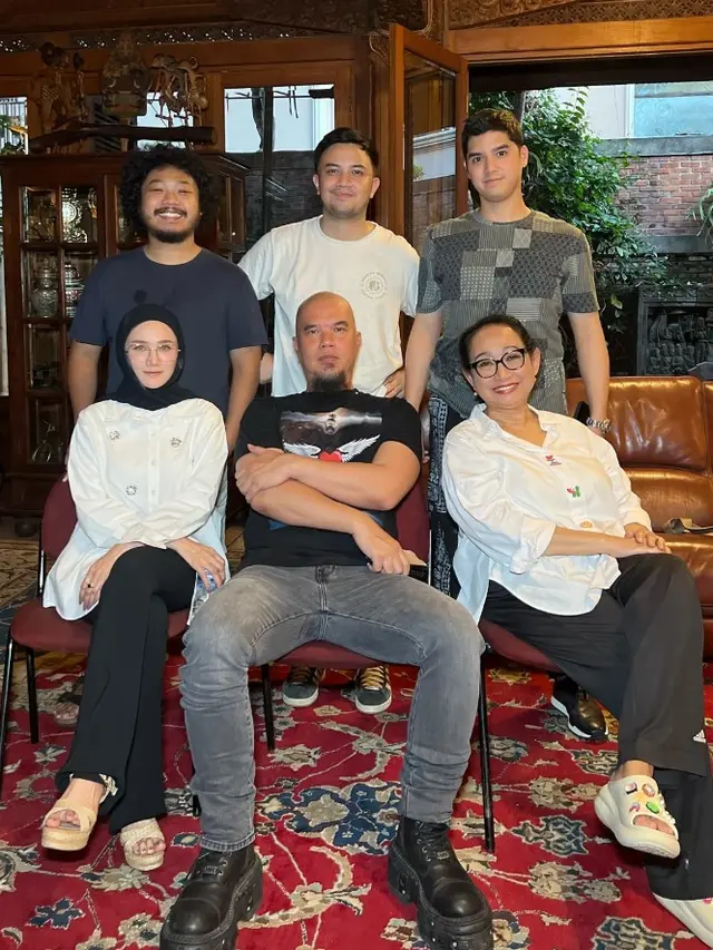 Potret Kedekatan Mulan Jameela dengan Putra Sambungnya