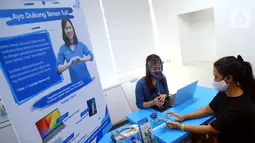 Frontliner kenakan masker melayani nasabah di kantor Asuransi Astra Tendean, di Jakarta, Selasa (1/9/2020). Menyambut Hari Bahasa Isyarat Internasional pada 23 September seluruh frontliner mengenakan masker teman tuli selama bulan September 2020. (Liputan6.com/HO/Eko)