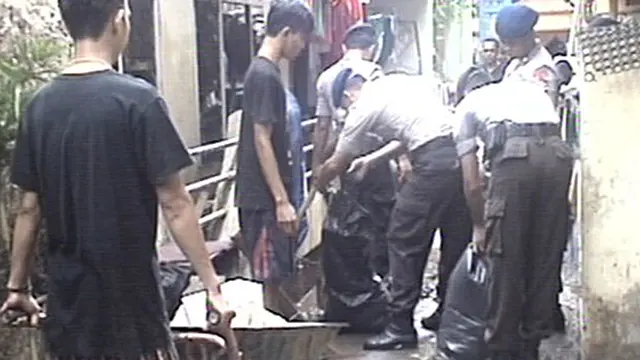 Ratusan Personel Brimob Bersihkan Sampah Banjir