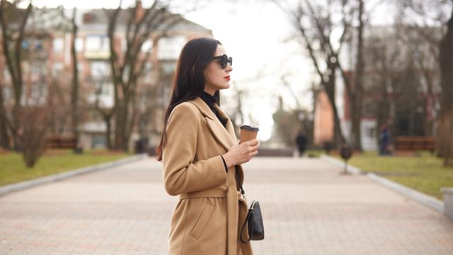 wanita agustus kacamata hitam