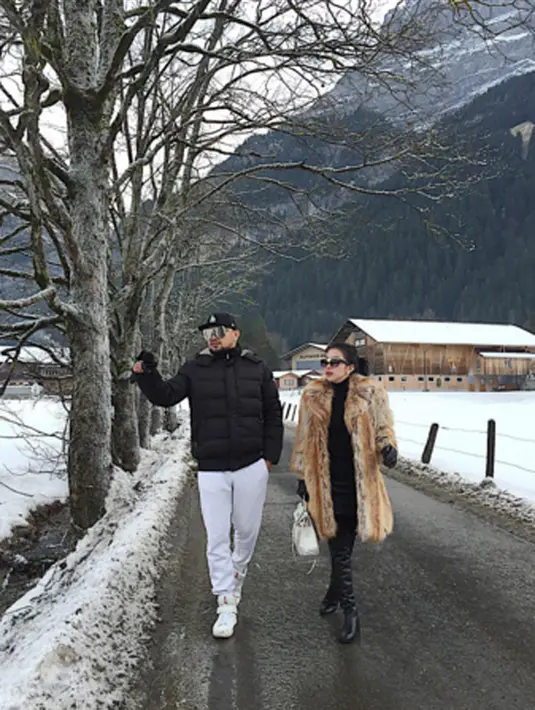Hari terakhir di tahun 2015 Syahrini berjalan dengan santai di tengah Grindelwald Switzerland, yaitu tempat resort ski di Swiss. Penyanyi cantik ini tampak menikmati hamparan salju yang menjadi pemandangan indah. (via instagram/@princessyahrini)