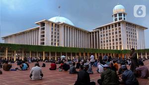 Mereka berkumpul untuk menikmati waktu berbuka puasa bersama pada hari pertama puasa Ramadan 1445 H.&nbsp; (Liputan6.com, Herman Zakharia)