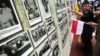 Pengunjung mengamati koleksi foto masa perjuangan kemerdekaan oleh Legiun Veteran Republik Indonesia (LVRI), Jakarta, Rabu (17/8).
