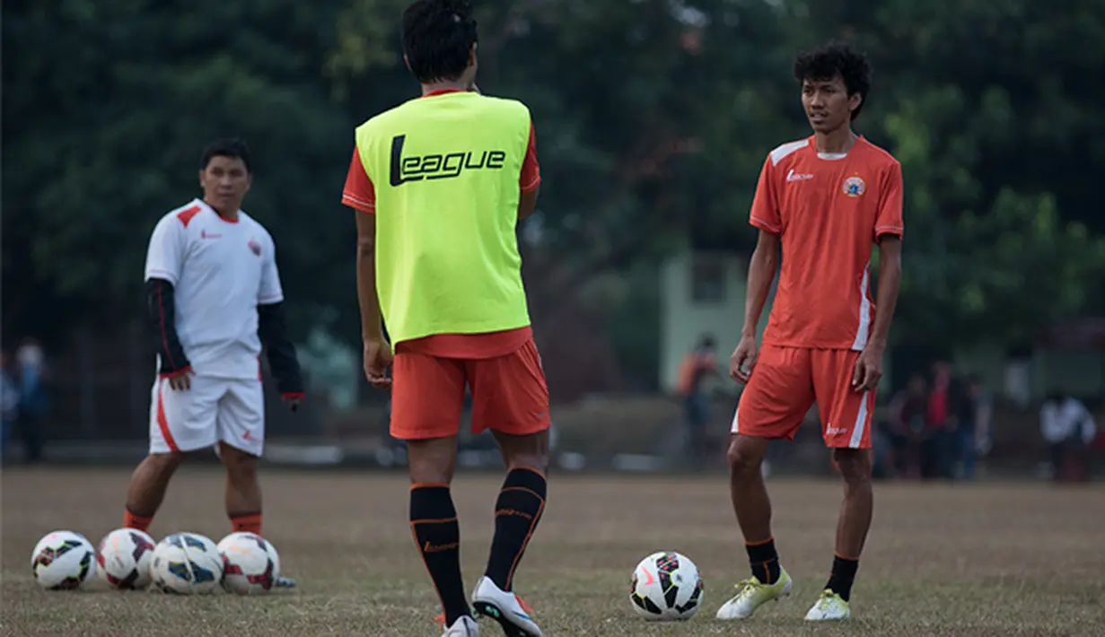 Pesepakbola Amarzukih (kanan) mengikuti latihan perdana bersama Persija Jakarta jelang Piala Presiden 2015 di Lapangan Yon Zikon 13, Jakarta, Selasa (18/8/2015). (Bola.com/Vitalis Yogi Trisna)