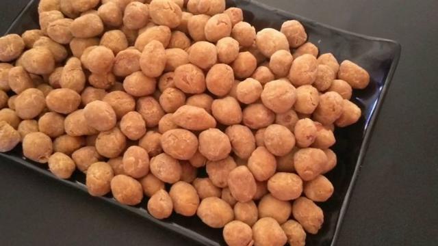 Sepiring kacang telur renyah, manis, gurih