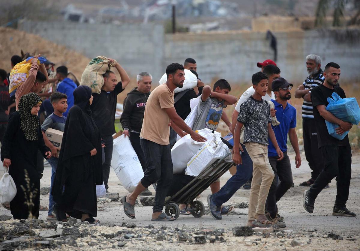 FOTO: Ribuan Warga Gaza Mengambil Paket Bantuan Bahan Makanan