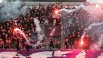Suporter Persita Tangerang memberikan dukungan terhadap timnya dengan menyalakan suar saat pertandingan persahabatan antara Persita Tangerang melawan PSM Makassar di Indomilk Arena, Tangerang, Rabu (01/06/2022). Pertandingan berakhir dengan skor imbang 1-1. (Bola.com/Bagaskara Lazuardi)