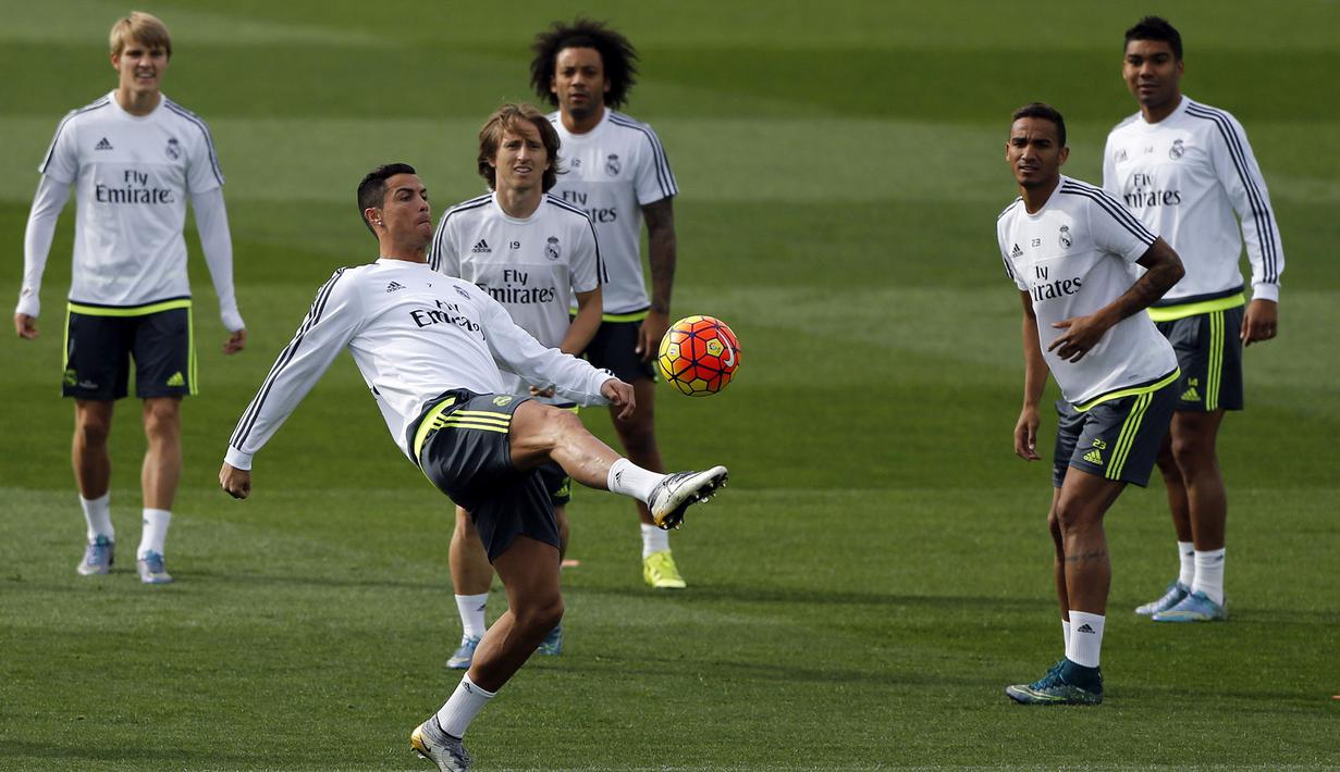 Penyerang Real Madrid, Cristiano Ronaldo mengontrol bola saat latihan jelang laga La Liga melawan Celta Vigo di Madrid, Spanyol, Jumat (23/10/2015). (EPA/Mariscal) 