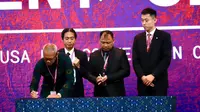 Direktur Utama Pertamina Geothermal Energy (PGE), Ahmad Yuniarto menandatangani JSA &ldquo;Signing EPCC Contract Lumut Balai Geothermal Power Plant Unit 2 (55 MW)" dengan Mitsubishi, dan Sepco/WIKA" dalam acara Business 20 (B20) Investment Forum di Singaraja Hall, Nusa Dua, Bali, 11 November 2022. (Foto: Pertamina)