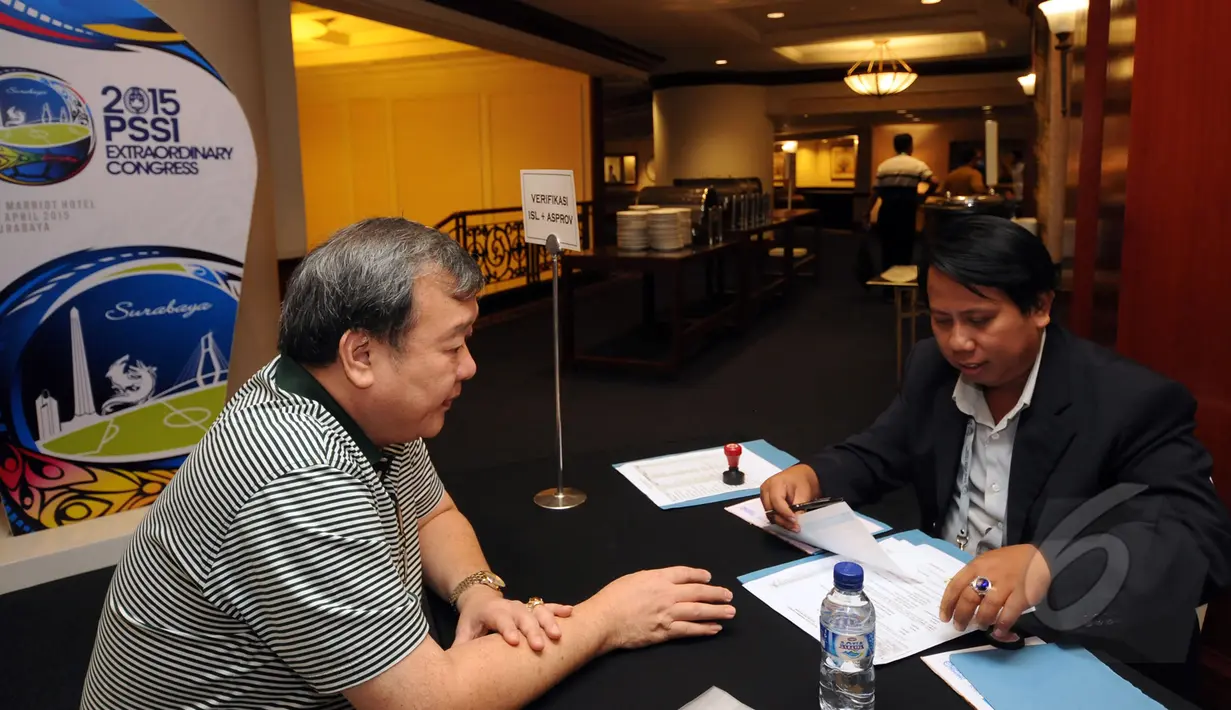 Sejumlah pengurus PSSI dari berbagai daerah melakukan registrasi peserta Kongres Luar Biasa PSSI 2015 di Hotel JW Marriot, Surabaya, Jawa Timur, Jumat (17/4/2015). Kongres akan memilih Ketua Umum PSSI periode 2015-2019. (Liputan6.com/Helmi Fithriansyah)