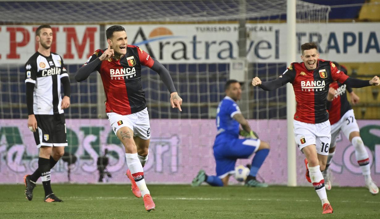 Striker Genoa, Gianluca Scamacca (kedua dari kiri) melakukan selebrasi usai mencetak gol kedua timnya ke gawang Parma dalam laga lanjutan Liga Italia 2020/2021 pekan ke-28 di Ennio Tardini Stadium, Parma, Jumat (19/3/2021). Genoa menang 2-1 atas Parma. (LaPresse via AP/Massimo Paolone)