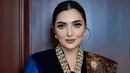 Ashanty tampil dengan kebaya biru navy panjang model velvet. Kebaya yang dibuat oleh Windy Savosa Couture ini memiliki bordiran di bagian depan. Melengkapi tampilannya dengan selendang batik senada dengan bawahan. Dan mengenakan bros di selendangnya. [@ashanty_ash].