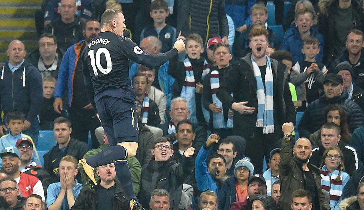 Striker Everton, Wayne Rooney, melakukan selebrasi usai mencetak gol ke gawang Manchester City pada laga Premier League di Stadion Etihad, Selasa (22/8/2017). Wayne Rooney berhasil mencetak gol ke 200 di ajang Premier League. (AFP/Oli Scarff)