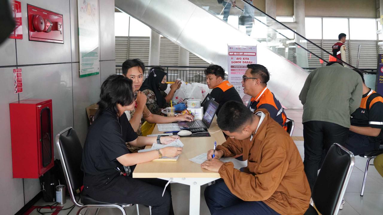 Tiga Tahun Beroperasi, LRT Jabodebek Gelar Aksi untuk Masyarakat