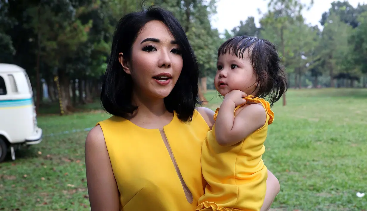 "Aku panik karena dia lemas, diem, gak mau minum gak mau makan, kalau panas biasa kan dia tetap aktif. Jadi mau minum obat susah, akhirnya dibawa ke dokter dan kayaknya radang tenggorokan," tukas Gisel. (Galih W. Satria/Bintang.com)