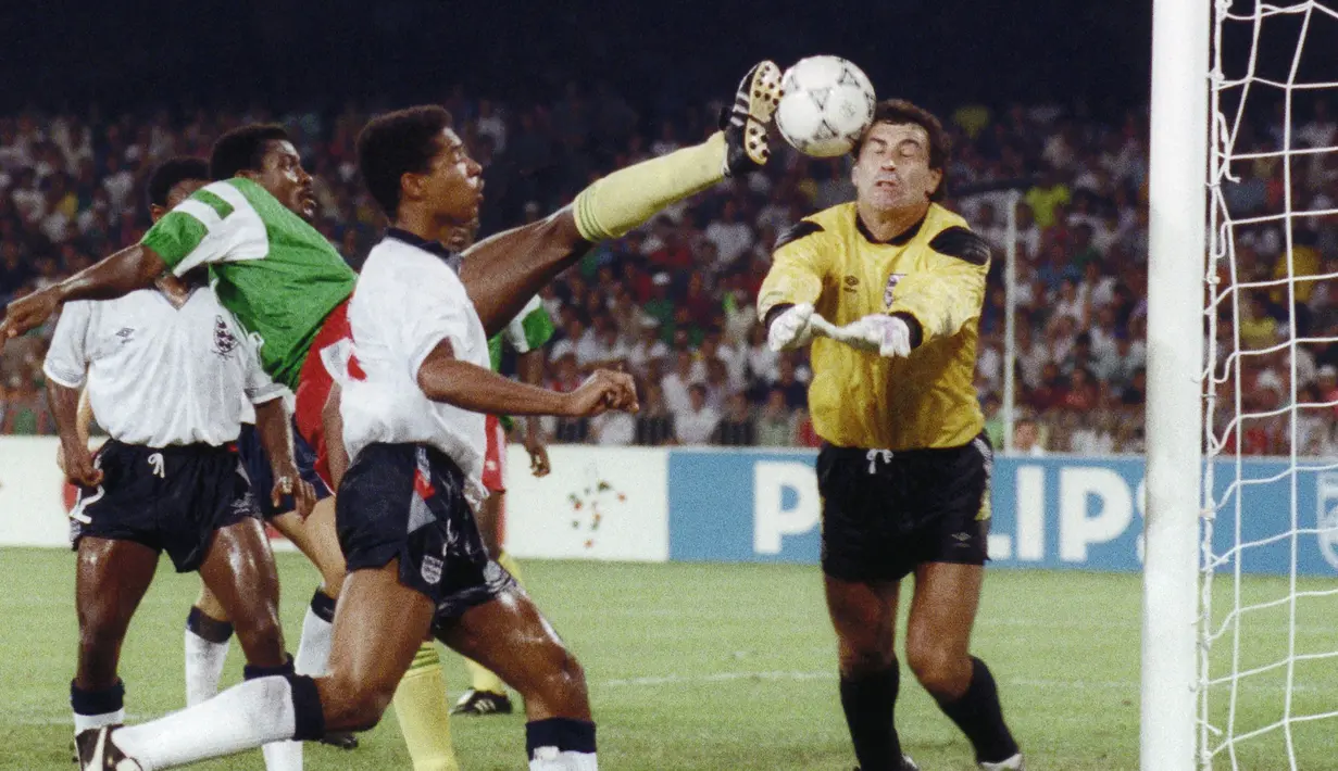Kamerun. Termasuk Piala Dunia 2022, Kamerun telah lolos sebanyak 8 kali ke putaran final Piala Dunia. Dalam 7 edisi sebelumnya, 1982, 1990 hingga 2002, 2010 dan 2014 mereka hanya mampu 1 kali lolos dari fase grup, yaitu di Piala Dunia 1990 dan terhenti di babak perempatfinal usai kalah 2-3 dari Inggris lewat perpanjangan waktu usai bermain imbang 2-2 hingga waktu normal. Kamerun menjadi negara Afrika pertama yang lolos hingga babak perempatfinal di putaran final Piala Dunia. (AFP/Georges Gobet)